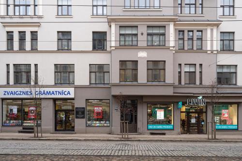 Elegant Studio with airconditioner and elevator, 9 min walk to Old town