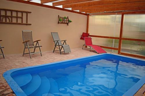 Peldbaseins, Tündérfátyol apartmanház (Tunderfatyol apartmanhaz) in Poroszlo