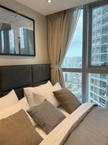 Staycations Up Above 16 @ BGC 2BR, Baras