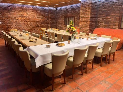 gedeelde lounge/tv-ruimte, Penzion Skála (Penzion Skala) in Cenkovice