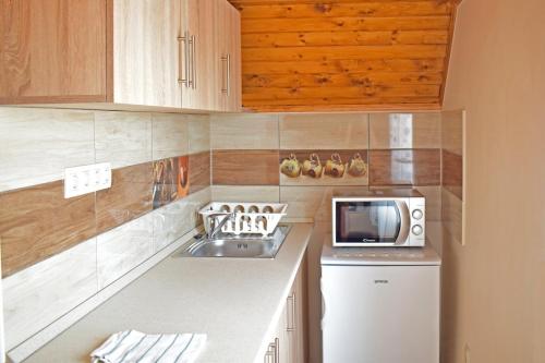 virtuve, Tündérfátyol apartmanház (Tunderfatyol apartmanhaz) in Poroszlo