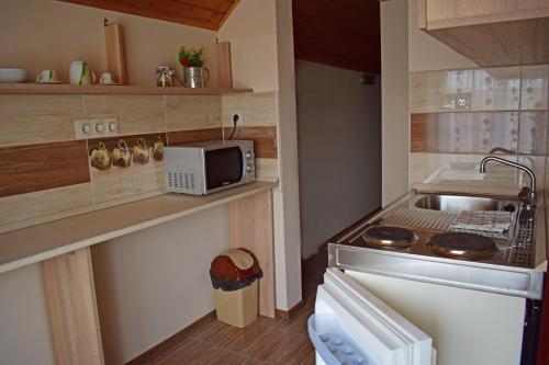 Tündérfátyol apartmanház (Tunderfatyol apartmanhaz) in Poroszlo