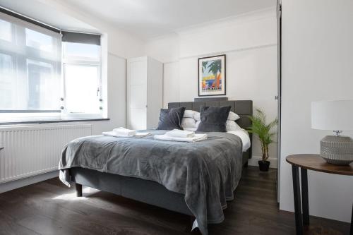 Modern 2 Bed Apartment in Prime Camden Sleeps 6, Londyn