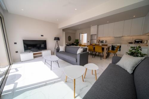 Imperial House - Hersonissos Center - Sleeps 8 - Tap to explore photos