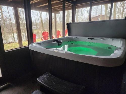 Eagles Nest At Heron Hill Retreat Hot Tub on Lake! in Streetsboro