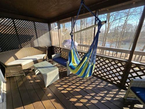 Eagles Nest At Heron Hill Retreat Hot Tub on Lake! in Streetsboro