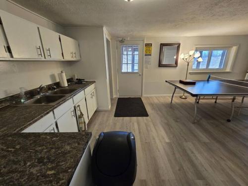 Eagles Nest At Heron Hill Retreat Hot Tub on Lake! in Streetsboro