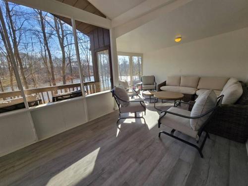 White Tail Run At Heron Hill Retreat Hot Tub Lake! in Streetsboro, USA