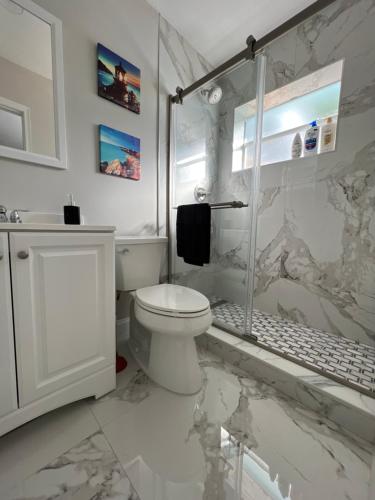 Renovated Apartment Quiet Backyard, Jacuzzi, BBQ,2 in Deerfield Beach, USA