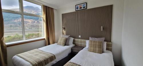 ลอกห์ ลอง โฮเทล (Loch Long Hotel) in อาร์โรชาร์