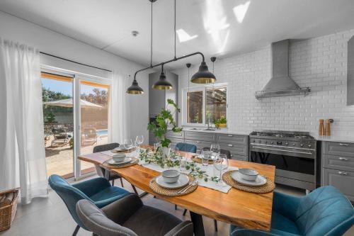 Stunning Countryside Villa w Private Garden & Pool in Alte