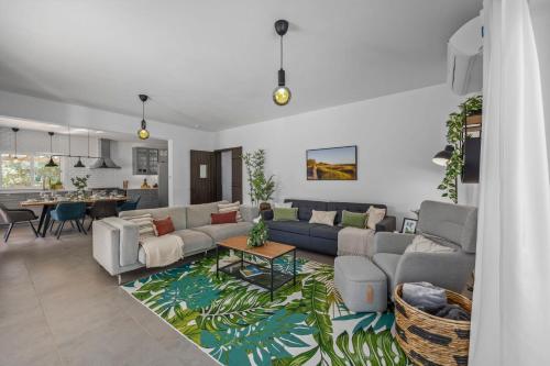 Stunning Countryside Villa w Private Garden & Pool in Alte