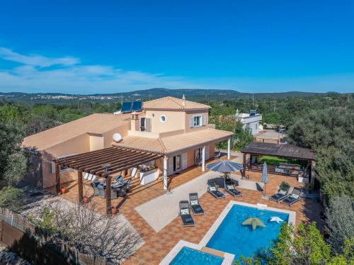 Stunning Countryside Villa w Private Garden & Pool in Alte