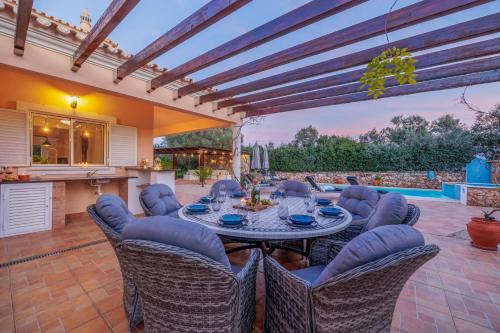 Stunning Countryside Villa w Private Garden & Pool in Alte