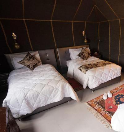 2 twin beds