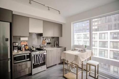 Brand New Studio in Heart of Downtown Toronto J8