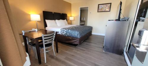 Econo Lodge Sacramento Convention Center - image 12