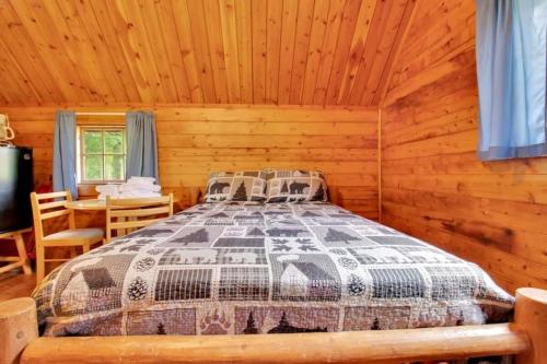 Rustic Cabin with Pool Access in Bloomington, USA