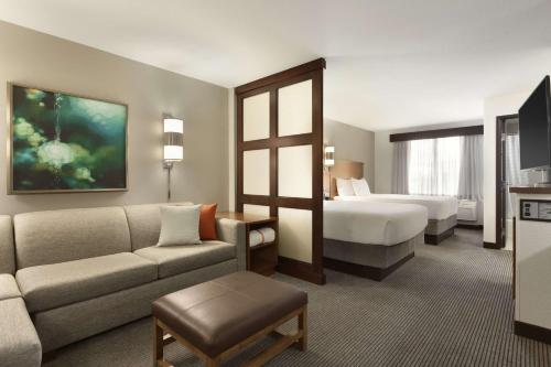 Queen Room with Two Queen Beds and Sofa Bed - High Floor image 8