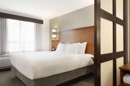 King Room with Sofa Bed - High Floor image 2