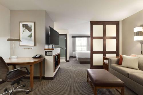 King Room with Sofa Bed - High Floor image 5