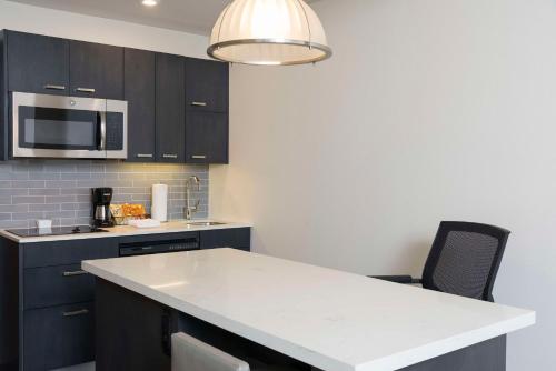 King Studio Suite with Kitchen image 4