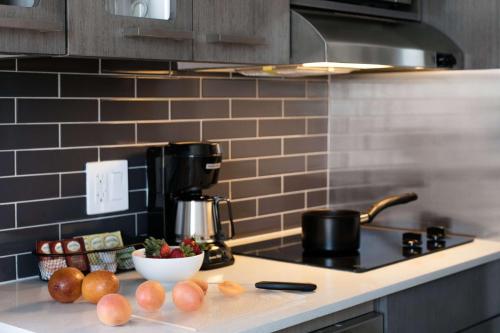 King Studio Suite with Kitchen image 2