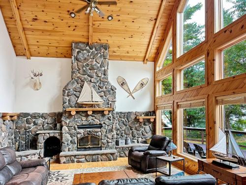5br Lakeside Home Fishing And Pet Friendly in Necedah, USA