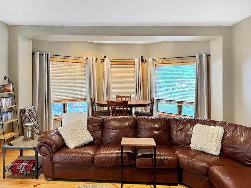 5br Lakeside Home Fishing And Pet Friendly in Necedah, USA