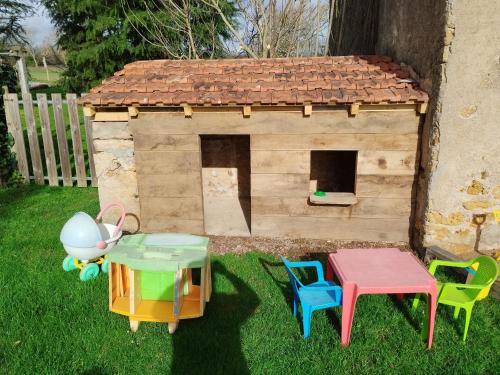 Gîte Sarzay, 5 pièces, 12 personnes - FR-1-591-185 (Gite spacieux en pleine nature avec grand jardin, activites exterieures, proche sites historiques et) in Sarzay