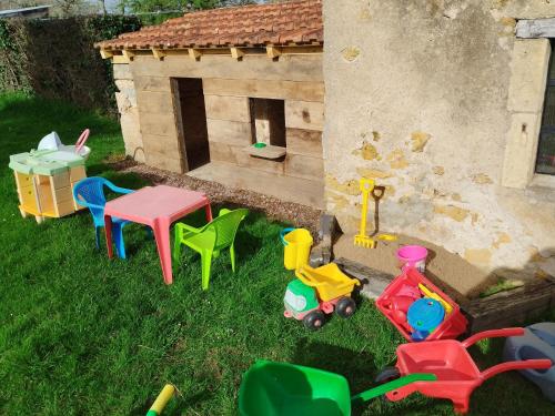 Gîte Sarzay, 5 pièces, 12 personnes - FR-1-591-185 (Gite spacieux en pleine nature avec grand jardin, activites exterieures, proche sites historiques et) in Sarzay