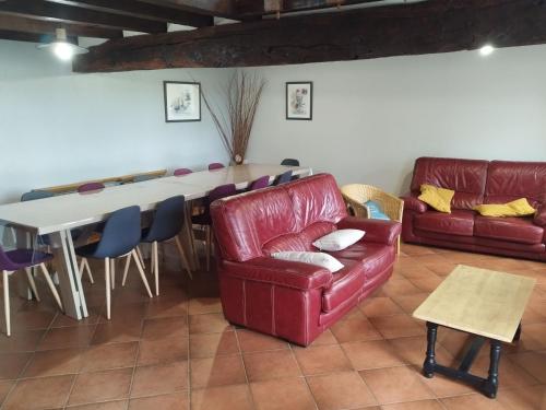 Gîte Sarzay, 5 pièces, 12 personnes - FR-1-591-185 (Gite spacieux en pleine nature avec grand jardin, activites exterieures, proche sites historiques et) in Sarzay