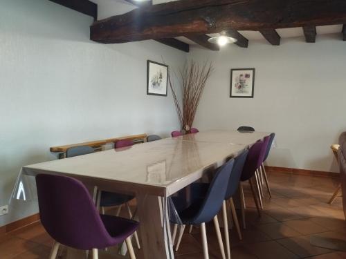 Gîte Sarzay, 5 pièces, 12 personnes - FR-1-591-185 (Gite spacieux en pleine nature avec grand jardin, activites exterieures, proche sites historiques et) in Sarzay