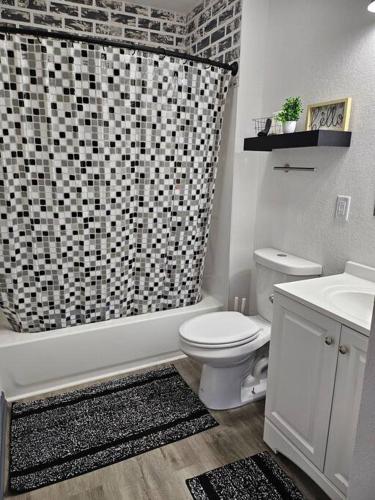 Modern 3BR Home, 3 min airport. in Des Moines, USA