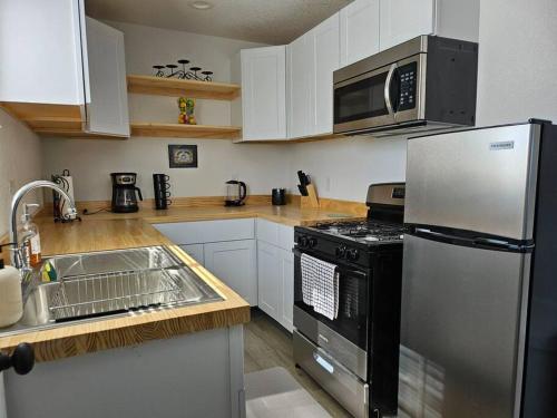 Modern 3BR Home, 3 min airport. in Des Moines, USA