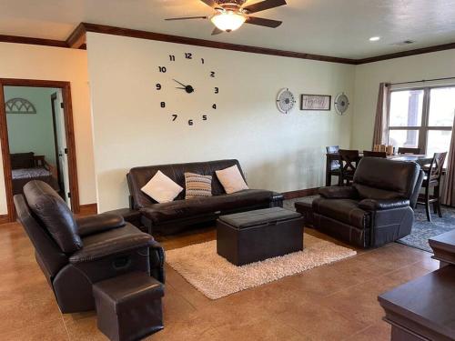 Rest & Replenish 10mins to Lake Sardis with Mountain Views in Clayton, USA