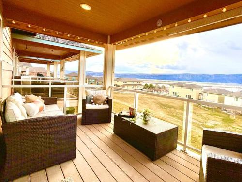 . Sunserra Villa! Movie Room, Family Friendly, BBQs, Pools, Free Golf!