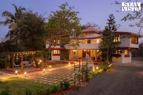 Sun N Sky by StayVista - Poolside villa with chic interiors, lawn & gazebo - Alibaug