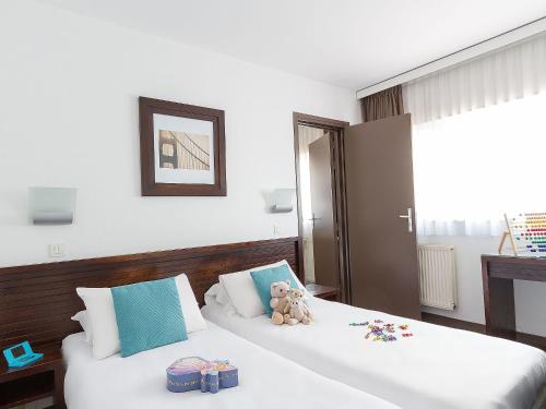 1 double bed, 2 twin beds