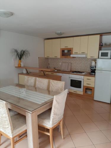 Apartment Radalj - image 8