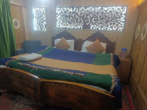 Houseboat New Shamus Maqbool - image 5