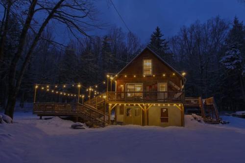Dream Stratton Forest Cabin with Hot Tub and Fast WiFi - Stratton Mountain