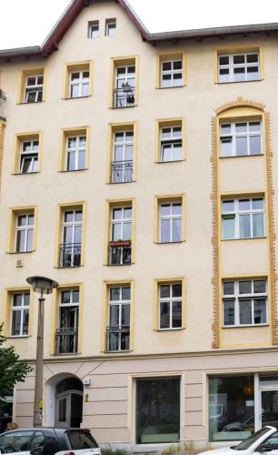 Spacious Family Apartment at Mauerpark plus SelfCheckIn - image 2