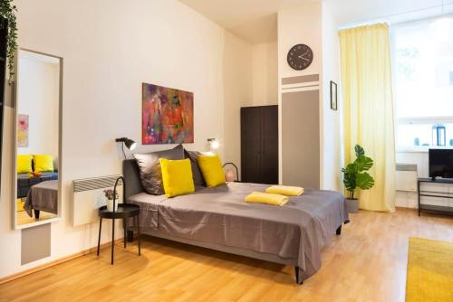 Cozy 2 room apartment next to Hermannstraße - image 9