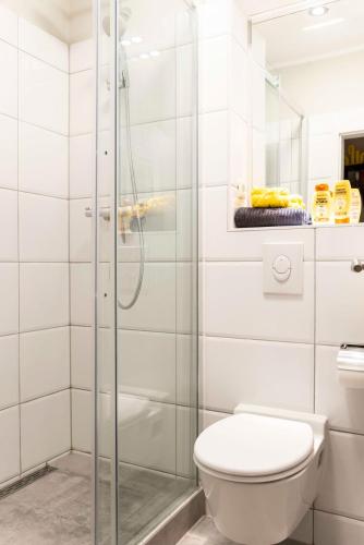 SPACIOUS Two BR plus AC plus SelfCheckIn - image 10
