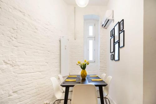 Cosy Three BR Two BTH plus AC plus Self CheckIn plus Street Parking - image 3