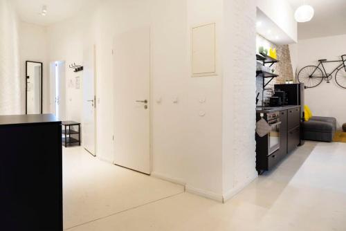 Cosy Three BR Two BTH plus AC plus Self CheckIn plus Street Parking - image 5