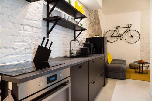 Cosy Three BR Two BTH plus AC plus Self CheckIn plus Street Parking - image 5