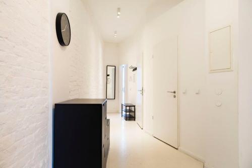Cosy Three BR Two BTH plus AC plus Self CheckIn plus Street Parking - main image