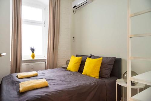 Cosy Three BR Two BTH plus AC plus Self CheckIn plus Street Parking - image 7